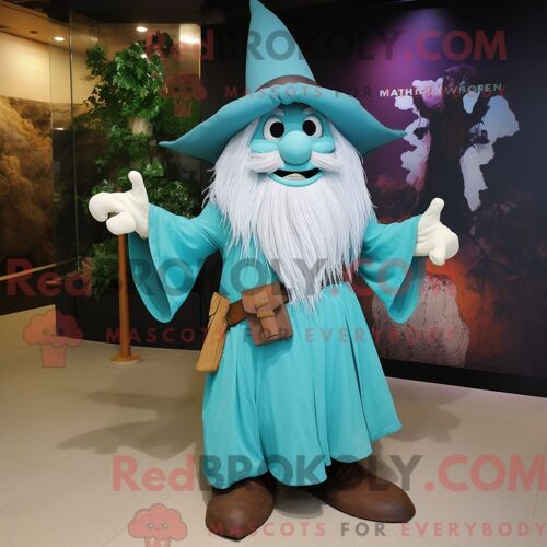 Costume Mascotte Redbrokoly De Sorcière Turquoise Habillé D Une Chemise En Popeline Et De Ceintures