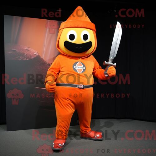 Costume De Mascotte Redbrokoly De Lanceur De Couteaux Orange Habillé D Une Veste Et De Ceintures De Smoking