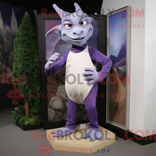 Costume Mascotte Redbrokoly De Gargouille De Lavande Personnage Habillé Avec Un Col Roulé Et Des Lacets De Chaussures
