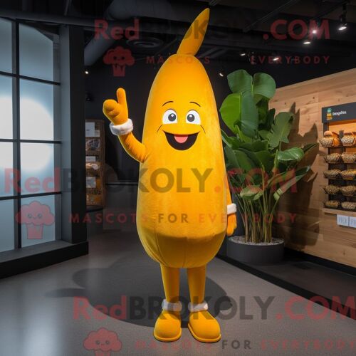 Mascotte Redbrokoly De Personnage De Carotte Jaune Habillé Avec Une Barboteuse Et Des Gants