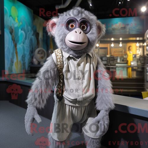 Costume Mascotte Redbrokoly De Singe Gris Habillé D Une Robe Portefeuille Et De Bretelles