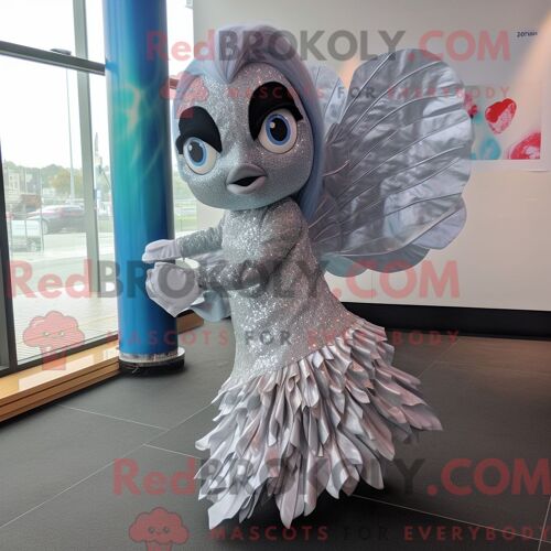 Costume De Mascotte Redbrokoly De Poisson Betta Argenté Personnage Habillé Avec Une Robe Et Des Pinces À Cheveux