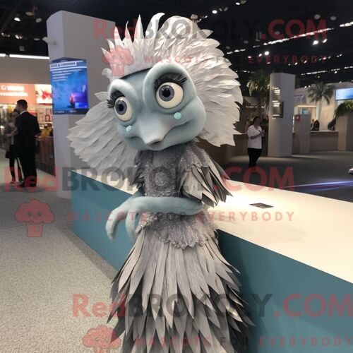 Costume De Mascotte Redbrokoly De Poisson Betta Argenté Personnage Habillé Avec Une Robe Et Des Pinces À Cheveux