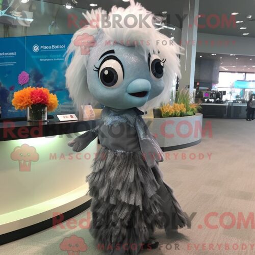 Costume De Mascotte Redbrokoly De Poisson Betta Argenté Personnage Habillé Avec Une Robe Et Des Pinces À Cheveux