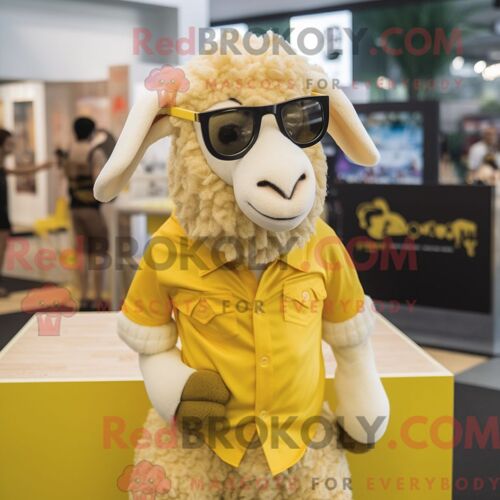 Costume De Mascotte Redbrokoly De Mouton Doré Habillé D Une Chemise Oxford Et De Lunettes De Soleil