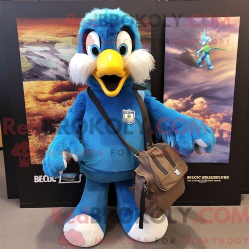 Costume De Mascotte Redbrokoly D Aigle Bleu Habillé D Une Chemise Henley Et De Sacs Messenger