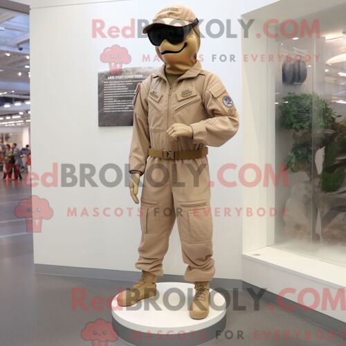 Mascotte Redbrokoly De Personnage Pop Corn Marron Habillé Avec Un Short Et Des Bracelets