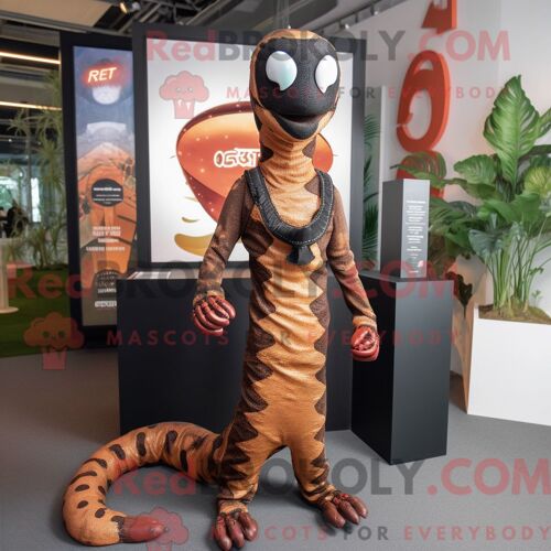 Costume De Mascotte Redbrokoly De Serpent Rouille Habillé D Un Rash Guard Et De Pinces À Cheveux