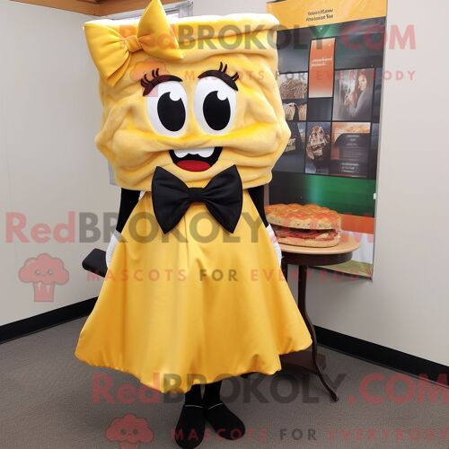 Personnage De Costume De Mascotte Redbrokoly De Sandwich Au Fromage Grillé Doré Habillé Avec Une Jupe Et Des Noeuds Papillons