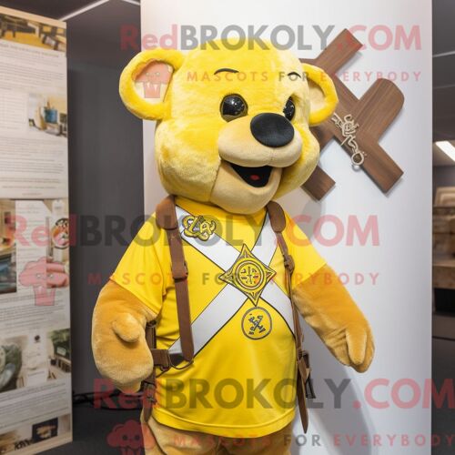 Costume Mascotte Redbrokoly De Croix Celtique Jaune Personnage Habillé D Un T-Shirt Et De Bretelles