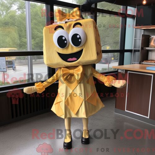 Personnage De Costume De Mascotte Redbrokoly De Sandwich Au Fromage Grillé Doré Habillé Avec Une Jupe Et Des Noeuds Papillons