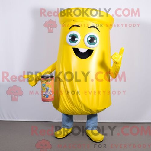 Personnage De Costume De Mascotte Redbrokoly De Canette De Soda Jaune Habillé Avec Un Jean Évasé Et Des Écharpes