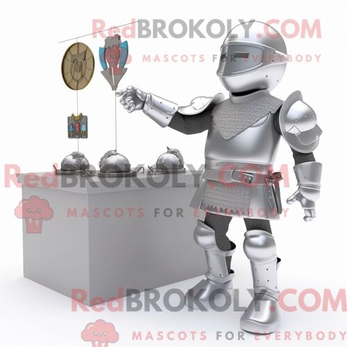 Costume De Mascotte Redbrokoly De Chevalier Médiéval Argenté Personnage Habillé D Un Pantalon Cargo Et De Boucles D Oreilles