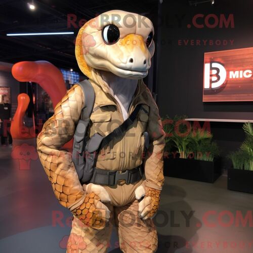 Personnage De Costume De Mascotte Redbrokoly Peach Python Habillé Avec Une Veste De Moto Et Des Sacs À Dos