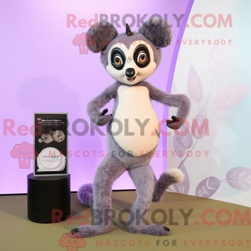 Personnage Mascotte Redbrokoly Pendentif Violet Habillé Avec Un Bermuda Et Des Montres Intelligentes