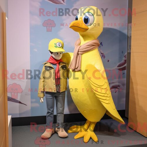 Costume De Mascotte Redbrokoly De Pic Jaune Citron Habillé D Un Jean Maman Et D Écharpes