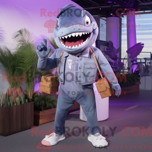 Costume De Mascotte Redbrokoly De Megalodon Violet Habillé D Un Jean Boyfriend Et D Un Porte-Monnaie
