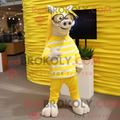 Costume De Mascotte Redbrokoly De Quagga Jaune Citron Habillé D Un T-Shirt Henley Et De Lunettes De Soleil