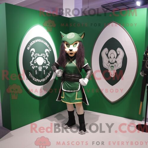 Costume De Mascotte Redbrokoly De Bouclier Celtique Vert Forêt Habillé Avec Une Mini-Jupe Et Des Sacs À Dos