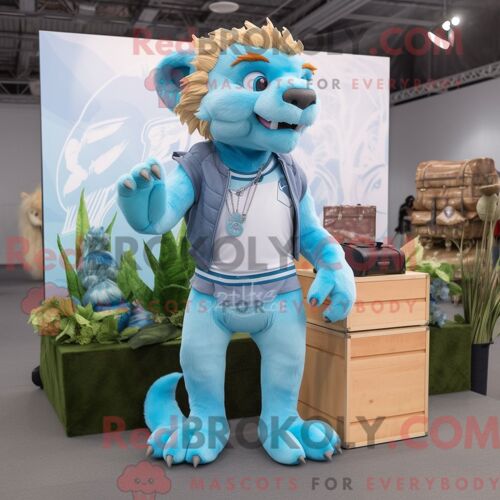 Costume De Mascotte Redbrokoly De Smilodon Bleu Ciel Habillé Avec Un Short Cargo Et Des Épingles À Cheveux
