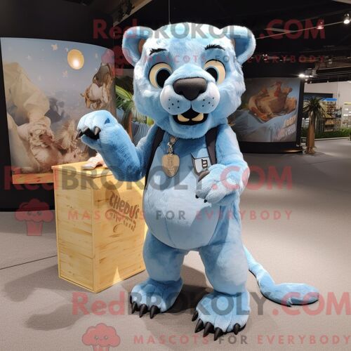 Costume De Mascotte Redbrokoly De Smilodon Bleu Ciel Habillé Avec Un Short Cargo Et Des Épingles À Cheveux