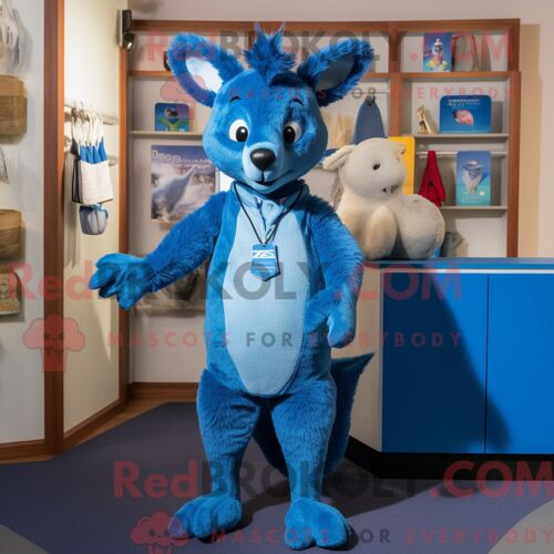 Costume Mascotte Redbrokoly De Kangourou Bleu Habillé D Un T-Shirt Henley Et De Mitaines