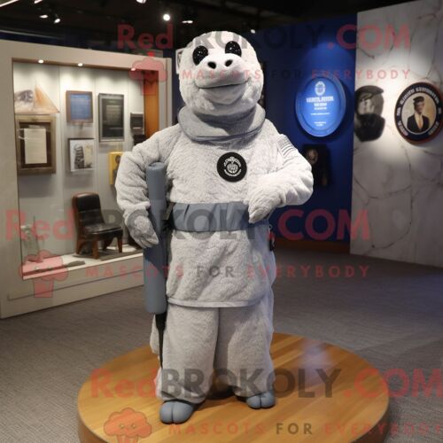 Costume De Mascotte Redbrokoly Silver Navy Seal Habillé Avec Une Mini-Robe Et Des Sacs Messager