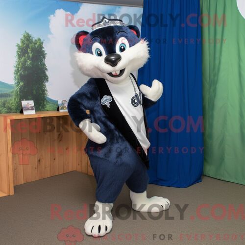 Costume Mascotte Redbrokoly De Skunk Bleu Marine Habillé D Un Bermuda Et D Épingles À Châle