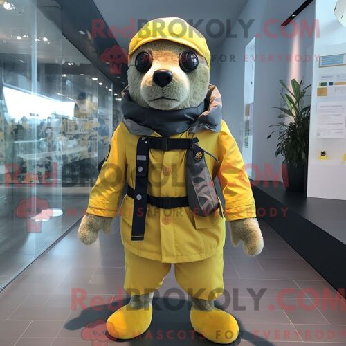 Costume De Mascotte Redbrokoly De Navy Seal Jaune Citron Habillé D Une Parka Et De Noeuds Papillons