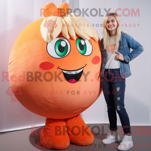 Personnage De Costume De Mascotte Redbrokoly D Abricot De Pêche Habillé Avec Un Jean Boyfriend Et Des Lacets De Chaussures
