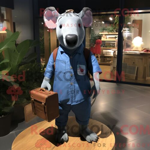 Costume Mascotte Redbrokoly De Tapir Bleu Marine Personnage Habillé D Une Chemise En Chambray Et De Porte-Documents