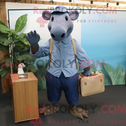 Costume Mascotte Redbrokoly De Tapir Bleu Marine Personnage Habillé D Une Chemise En Chambray Et De Porte-Documents