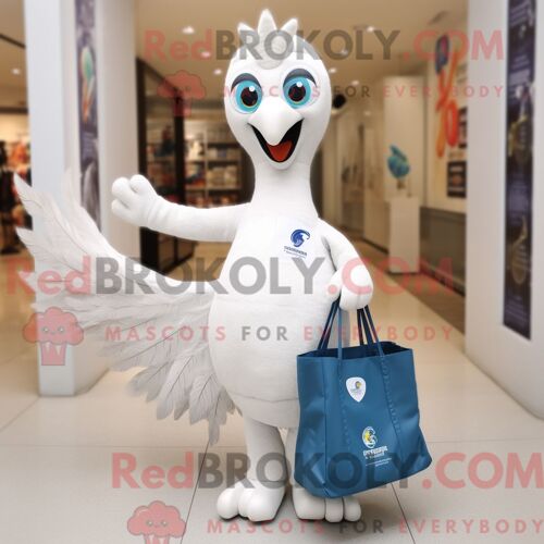 Costume Mascotte Redbrokoly De Paon Blanc Personnage Habillé D Un Jean Et De Sacs Fourre-Tout