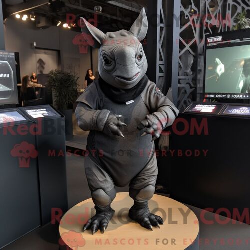 Costume Mascotte Redbrokoly De Rhinocéros Noir Personnage Habillé Avec Une Combishort Et Des Écharpes