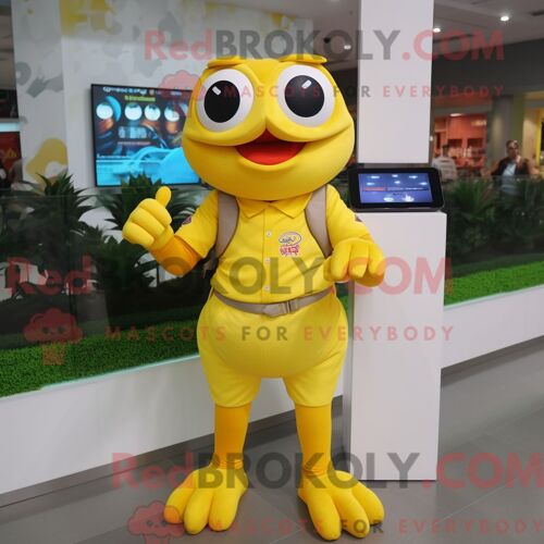 Costume Mascotte Redbrokoly De Grenouille Jaune Habillé D Un T-Shirt Et De Montres Numériques