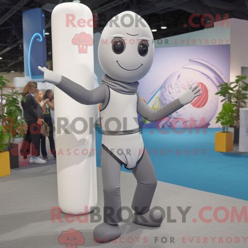 Personnage De Costume De Mascotte Redbrokoly De Lanceur De Couteaux Gris Habillé D Un Pantalon Et D Une Écharpe De Yoga