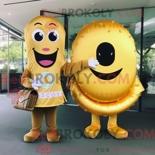 Personnage De Costume De Mascotte Redbrokoly De Beignet Doré Habillé Avec Une Robe Midi Et Des Sacs Messager