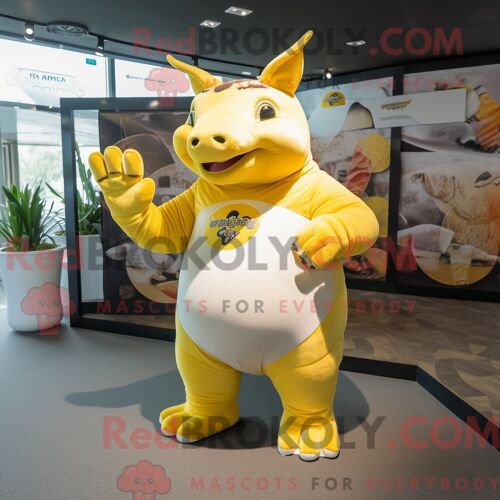 Costume De Mascotte Redbrokoly De Rhinocéros Jaune Personnage Habillé D Un Bikini Et De Ceintures De Smoking