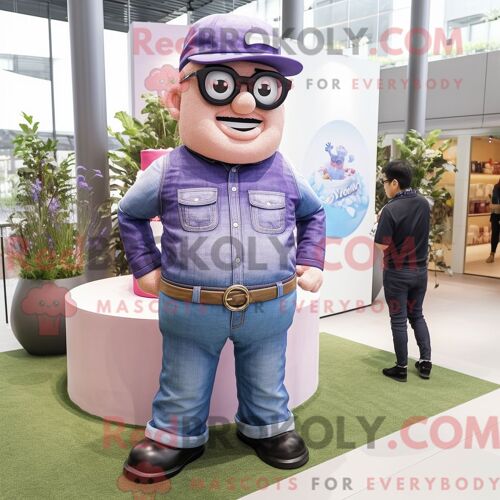 Personnage De Costume De Mascotte Redbrokoly De Gâteau De Mariage Violet Habillé Avec Une Chemise En Jean Et Des Lunettes