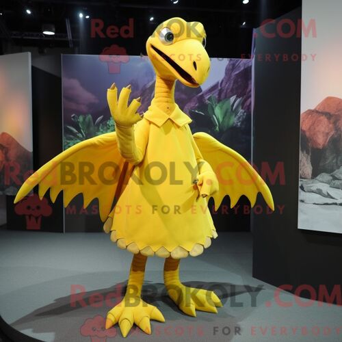 Costume Mascotte Redbrokoly De Coffre Au Trésor Rose Habillé D Un Débardeur Et De Pochettes De Costume