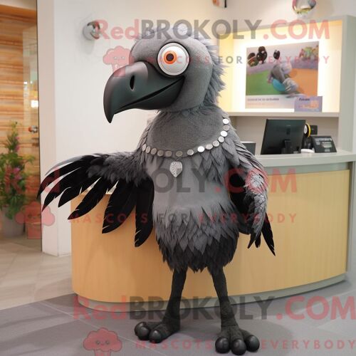 Personnage De Costume De Mascotte Redbrokoly Grey Crow Habillé Avec Une Jupe Crayon Et Des Bracelets De Cheville