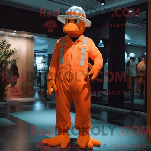 Costume De Mascotte Redbrokoly De Cygne Orange Habillé D Une Salopette Et D Épingles À Chapeau