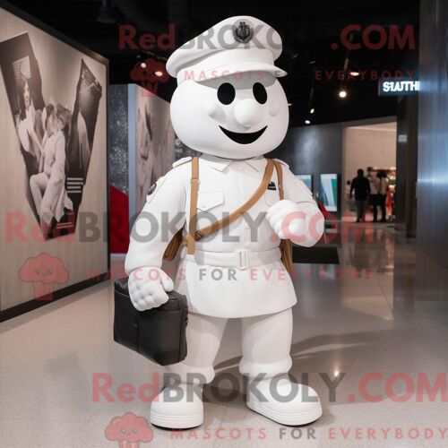 Costume De Mascotte Redbrokoly De Soldat Blanc Habillé D Une Chemise Habillée Et De Sacs À Dos
