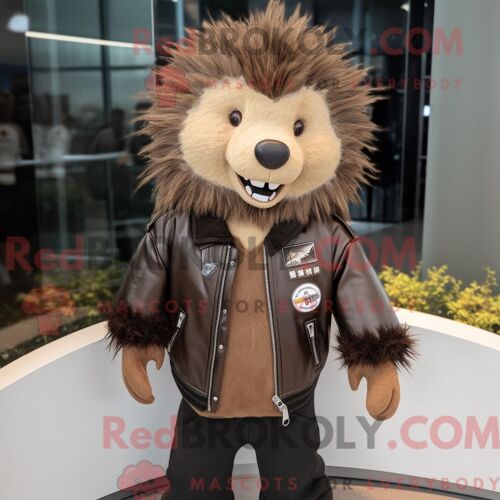 Costume De Mascotte Redbrokoly De Porc-Épic Marron Habillé D Une Veste En Cuir Et D Épinglettes