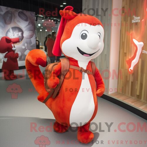 Costume Mascotte Redbrokoly D Hermine Rouge Habillé D Une Robe Midi Et De Sacs À Dos