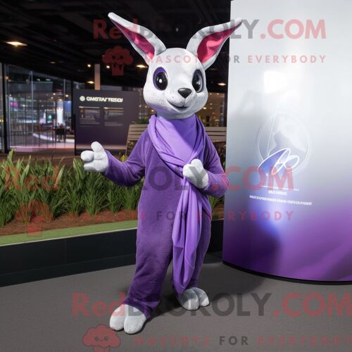 Costume De Mascotte Redbrokoly De Lion De Montagne Lavande Habillé Avec Une Robe De Soirée Et Des Sacs À Dos