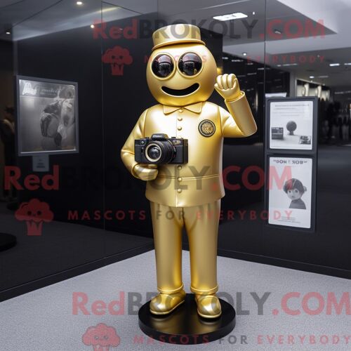 Personnage Mascotte Redbrokoly De Caméra Dorée Habillé D Un Body Et De Boutons De Manchette