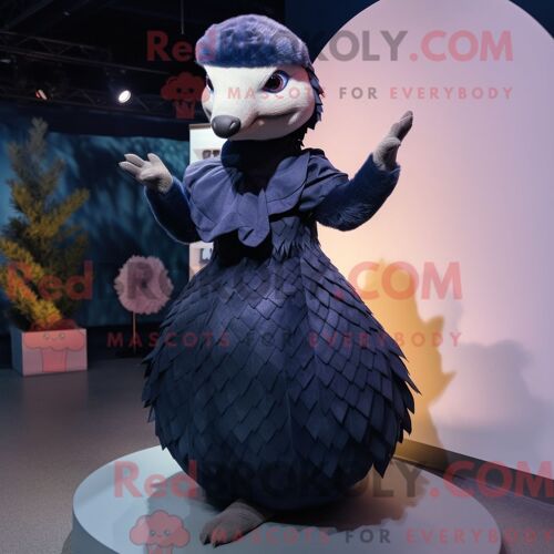 Costume Mascotte Redbrokoly De Pangolin Bleu Marine Personnage Habillé D Une Robe De Soirée Et De Mitaines