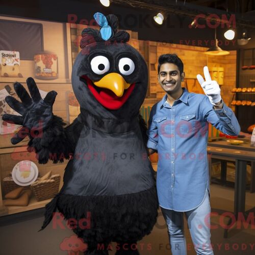 Mascotte Redbrokoly De Poulet Tandoori Noir Personnage Habillé Avec Une Chemise En Jean Et Des Mitaines