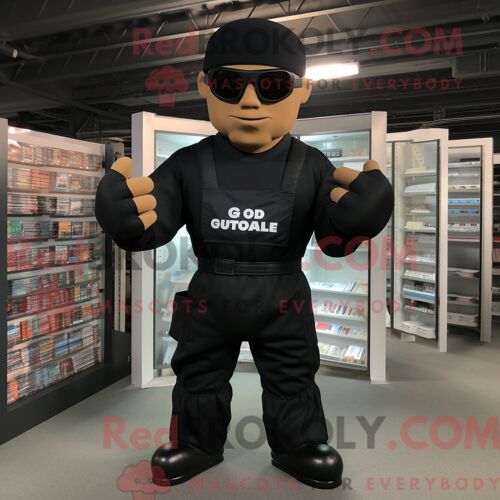 Costume Mascotte Redbrokoly De Gi Joe Noir Personnage Habillé Avec Un T-Shirt Henley Et Des Lunettes De Lecture